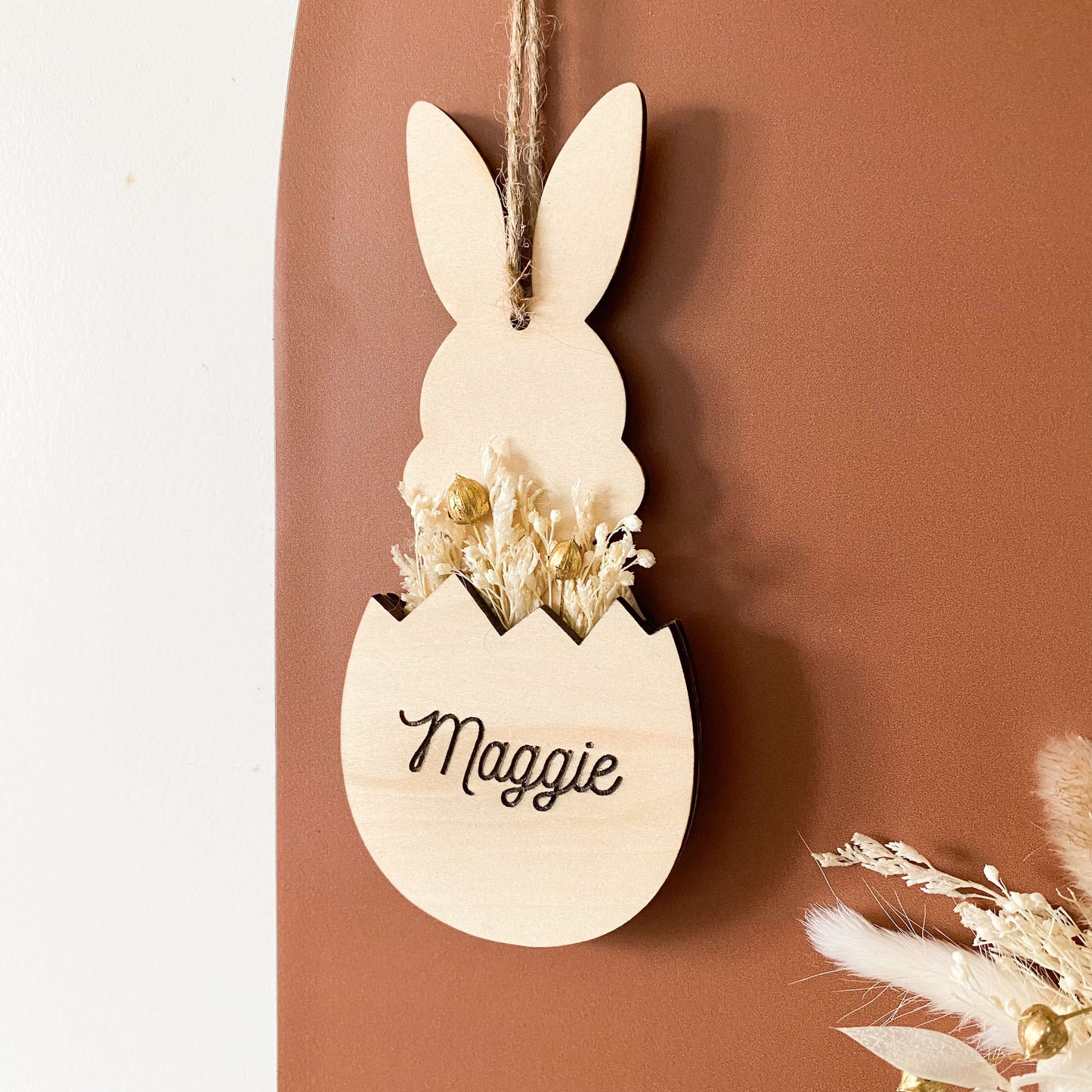 Lapin de Pâques en bois personnalisé et fleurs séchées