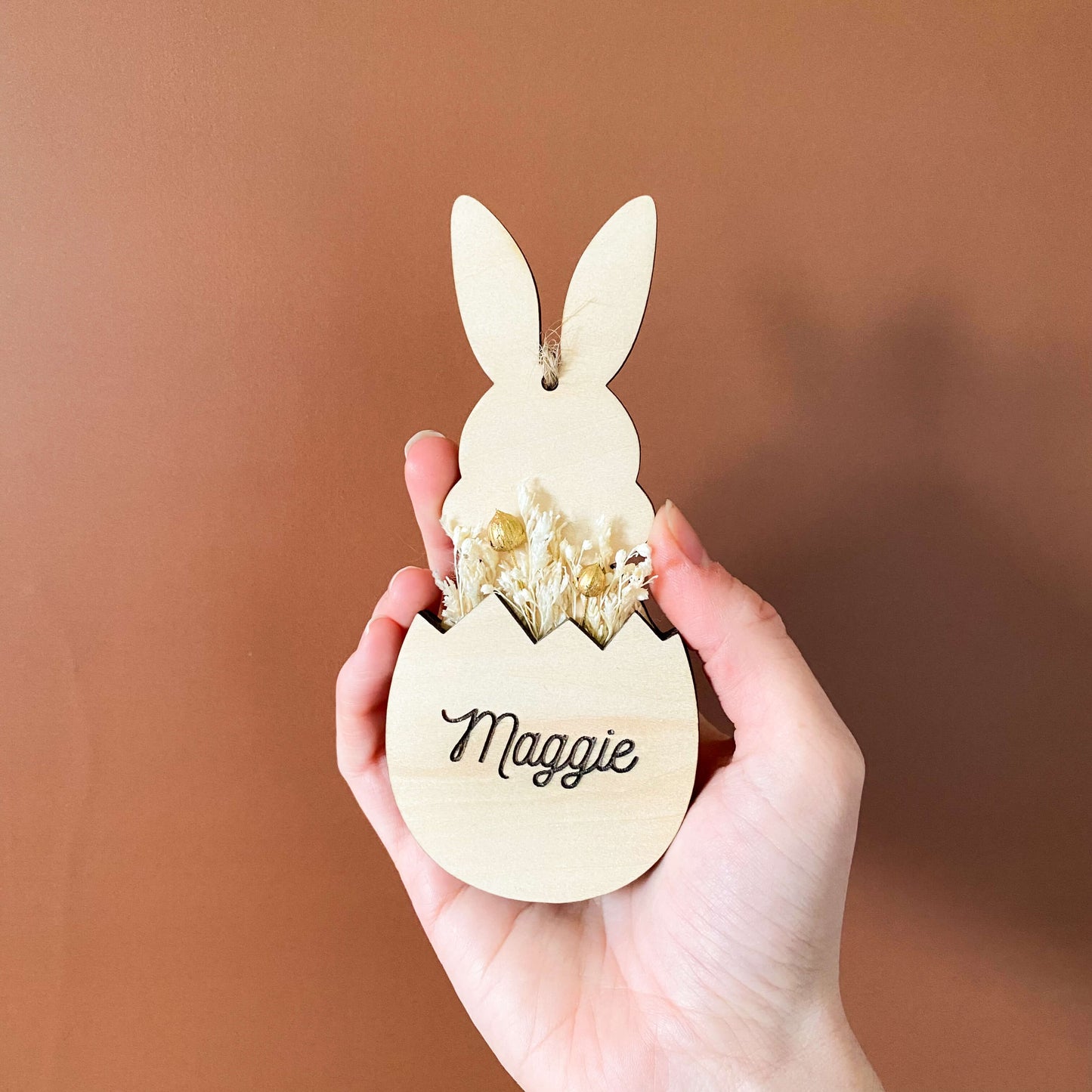 Lapin de Pâques en bois personnalisé et fleurs séchées