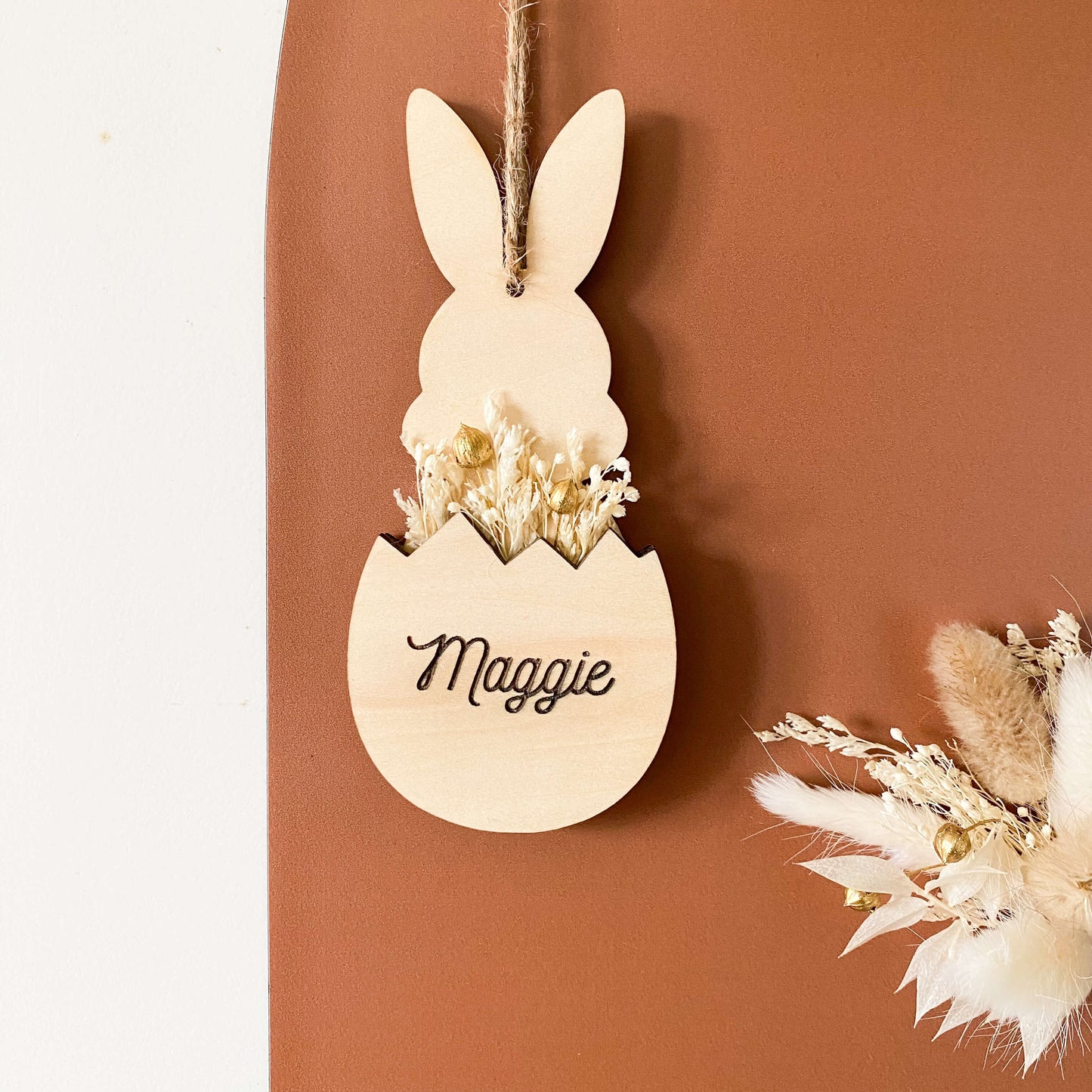 Lapin de Pâques en bois personnalisé et fleurs séchées
