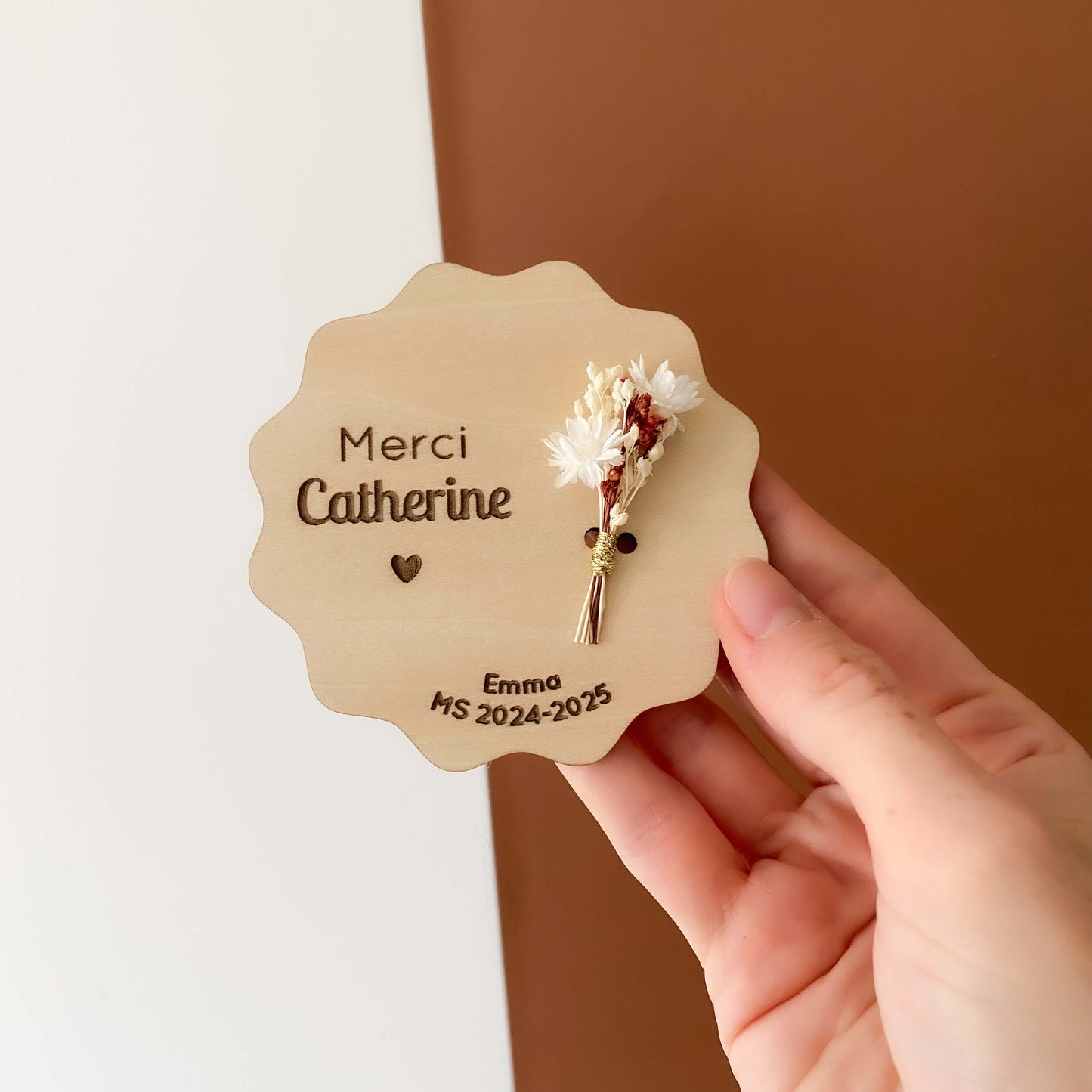 Magnet en bois fleuri personnalisé « MERCI »