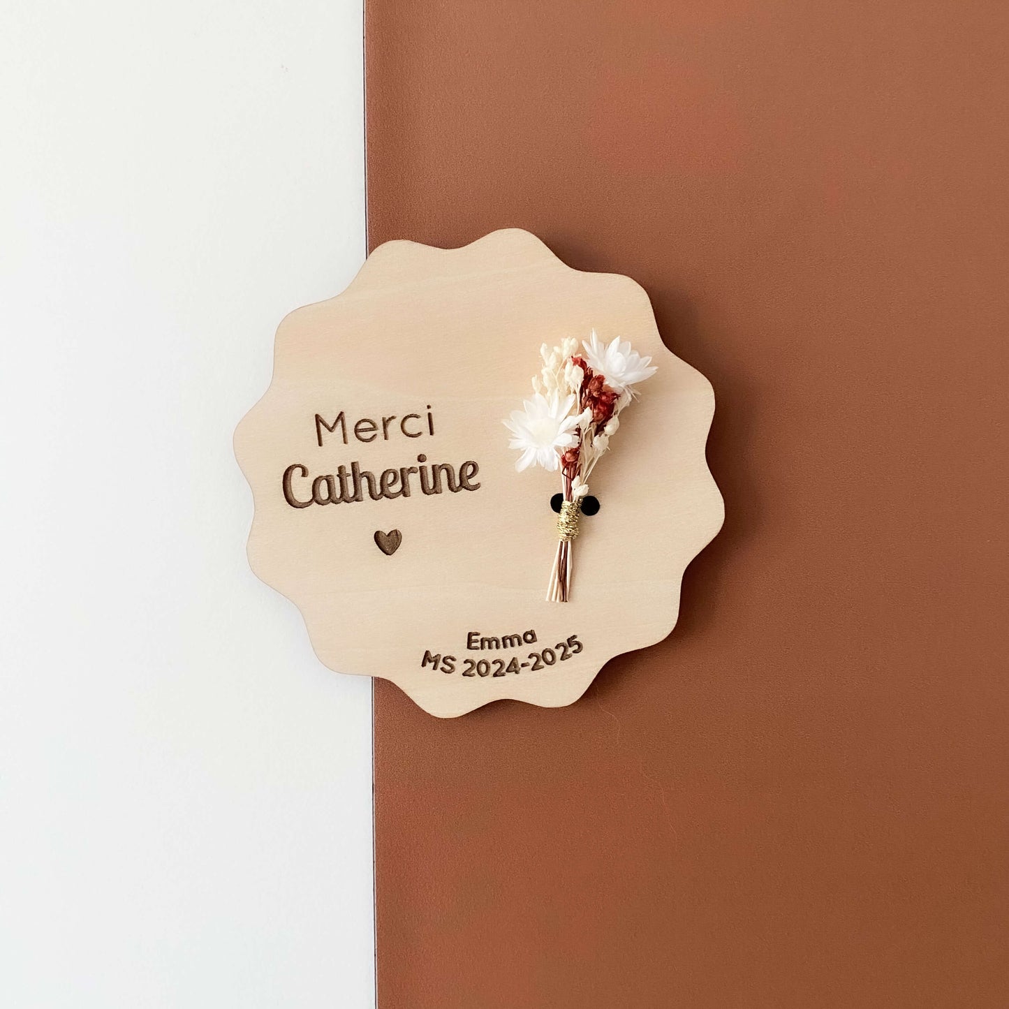 Magnet en bois fleuri personnalisé « MERCI »