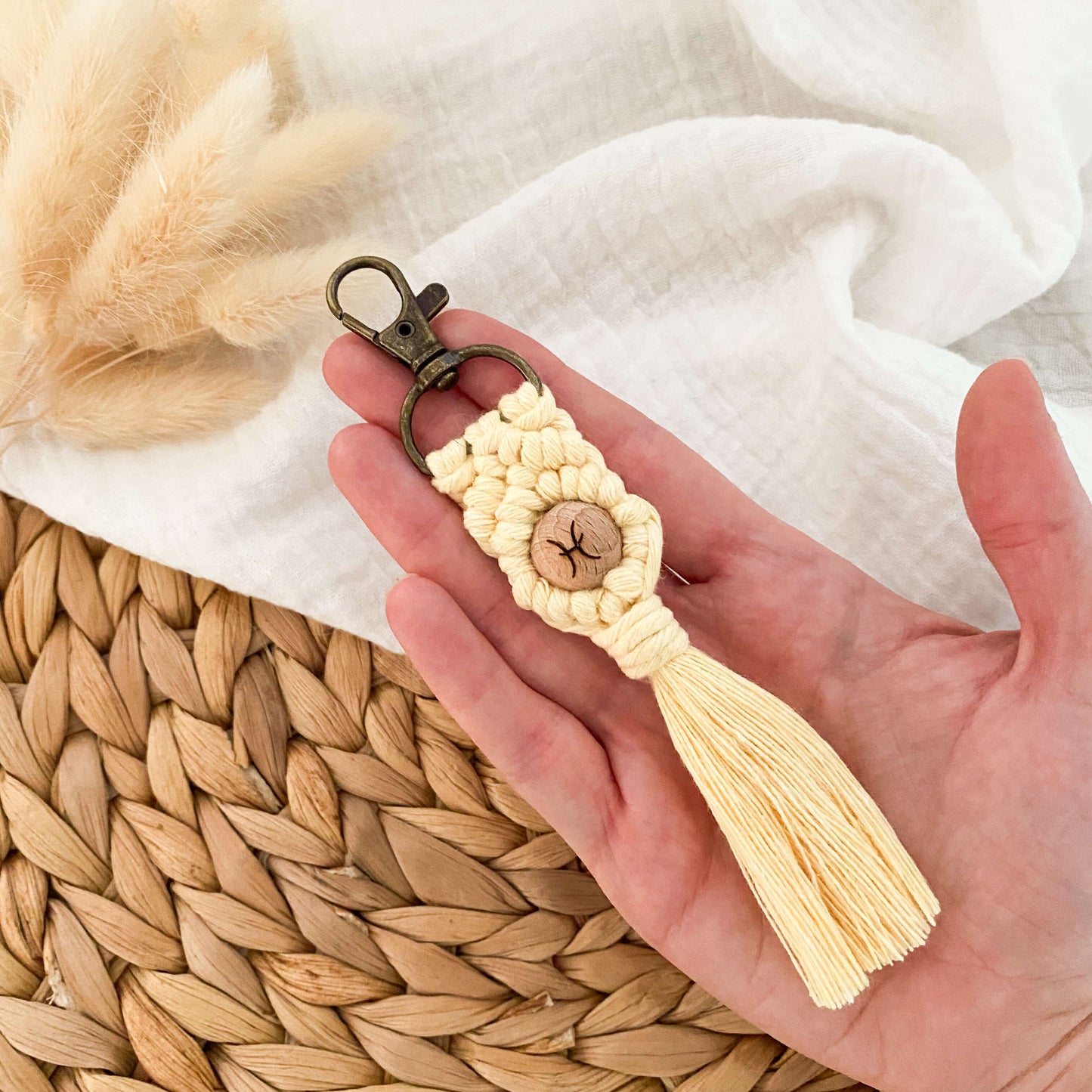 Porte-clés en macramé et perle gravée - ASTRO