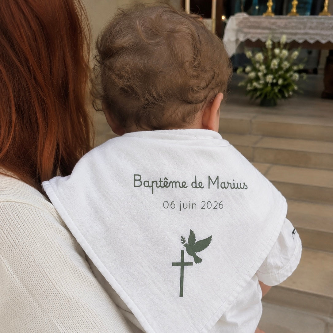 Lange de baptême personnalisé en gaze de coton blanc avec prénom, date et motif religieux