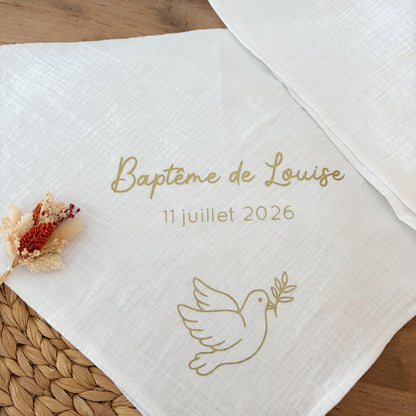 Personnalisation d'un lange de baptême blanc avec prénom, date et motif religieux