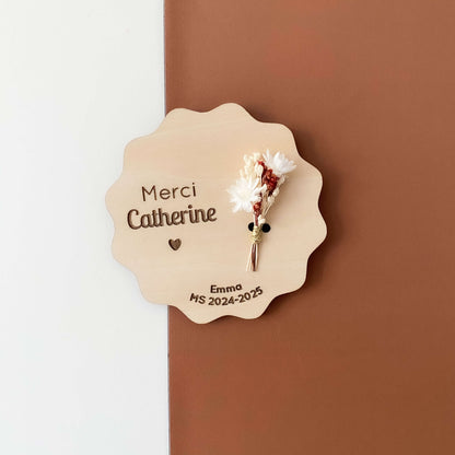 Magnet en bois fleuri personnalisé « MERCI »