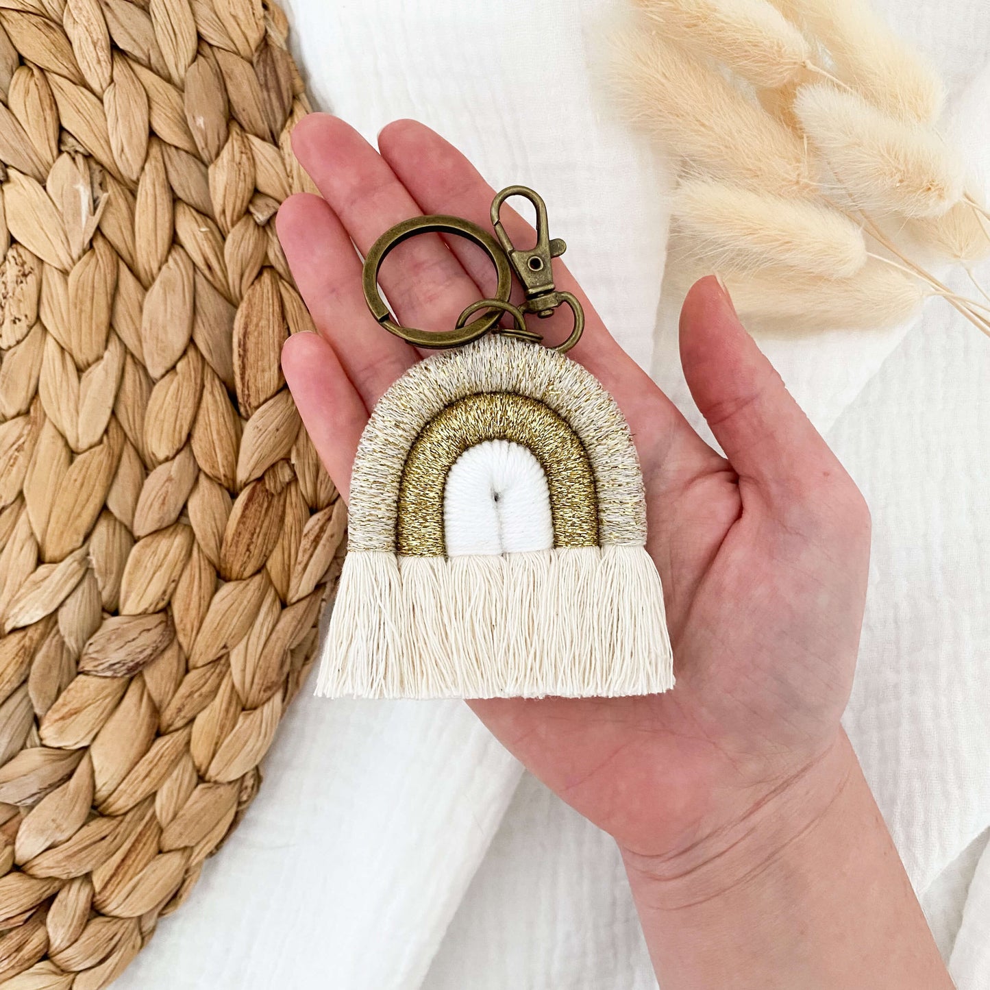 Porte-clés arc-en-ciel en macramé