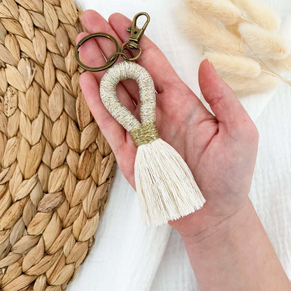Porte-clés boucle pompon en macramé