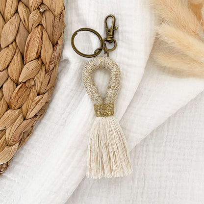 Porte-clés boucle pompon en macramé