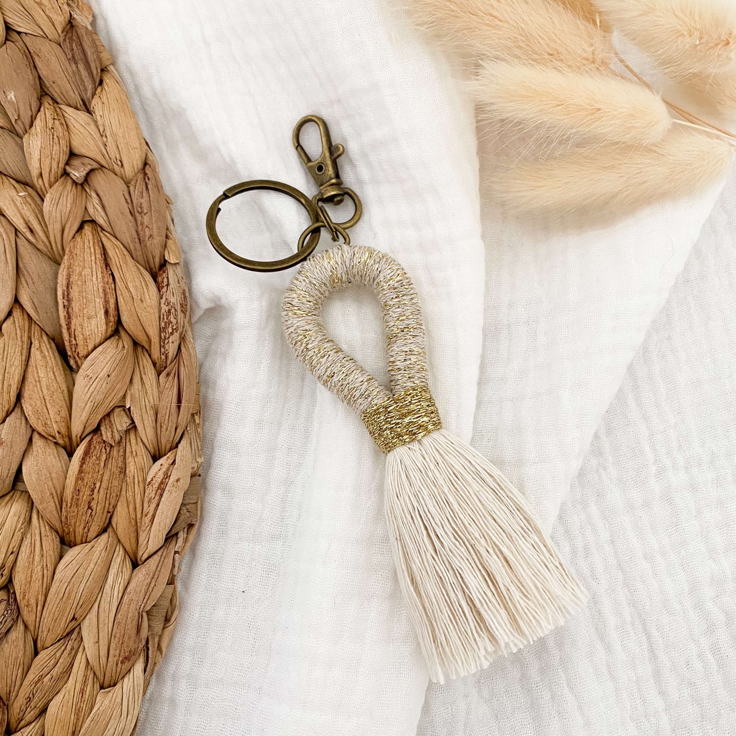 Porte-clés boucle pompon en macramé