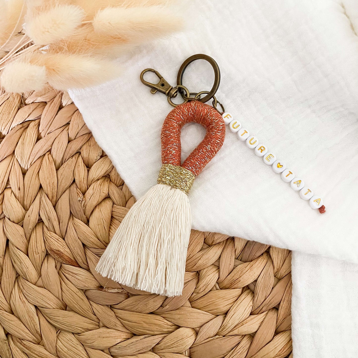 Porte-clés boucle pompon en macramé