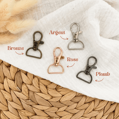 Porte-clés en macramé et médaillon "Maman"